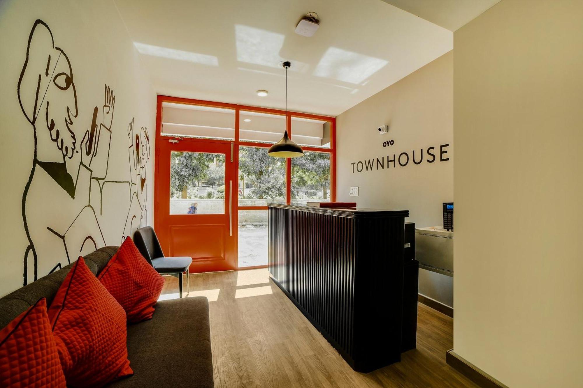 Townhouse Sarvar Hospitality Near Ascendas Park Square Mall Bangalore Bagian luar foto